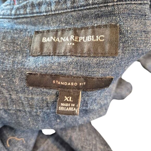 Banana Republic Men's Navy Cotton/Linen Chambray Short Sleeve Button Down Shirt - Picture 5 of 11